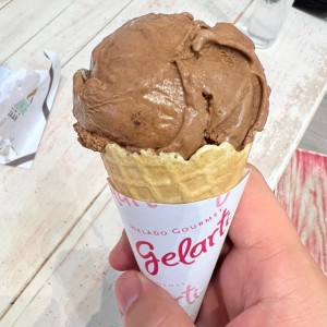 Helado de chocolate belga en cono 