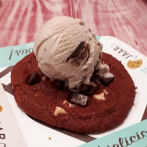 Galleta red velvet con helado de brownie