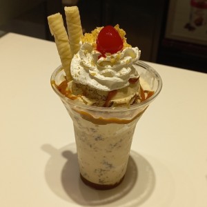 Sundae de grape nut con caramelo