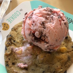 cookies & cream con helado de frutos del bosque