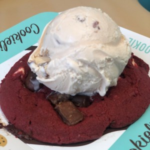 Galleta Red Velvet con Helado de Amaretto