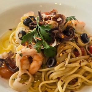 Linguini Frutos del mar en salsa de oleo