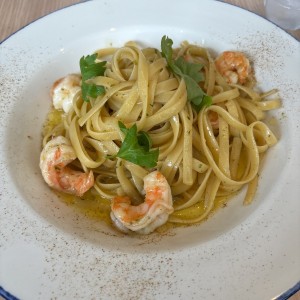 FETUCCINI AGLIO, OLIO E GAMBERETTI 