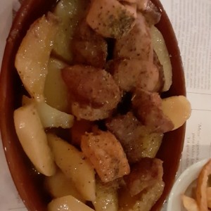 Puerco, pollo con papas griegas