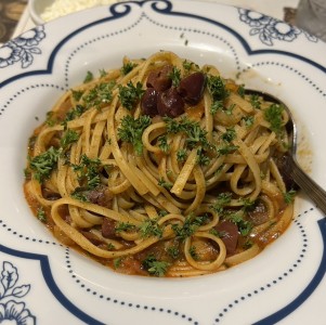 Espaguetis con aceitunas y alcaparras