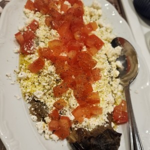 Berenjena Asada con Queso feta y Tomates 