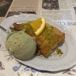 Postres - Baklava con helado de fistachio