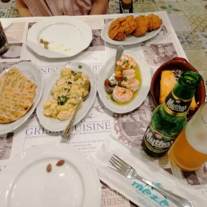 Tomates, pan pita, ensalada de papas, camarones y queso feta en pasta filo