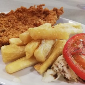 Filete Apanado con yuca frita