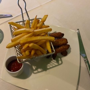 Deditos de pollo con papas fritas