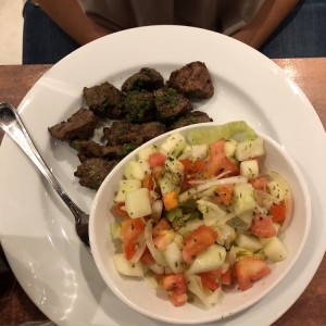 Filete al ajillo con ensalada turka