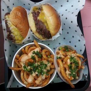 hamburguesa doble y sencilla y curly fries