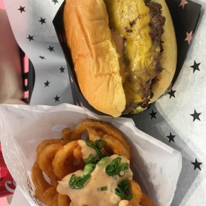 hamburguesa sencilla y curly fries