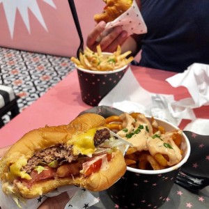 Hamburguesa y Curly Fries