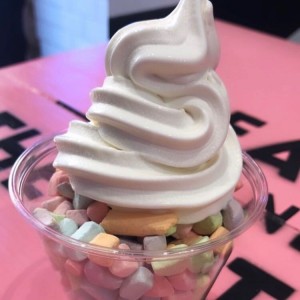 sunday soft serve de vainilla com malvas de lucky charm