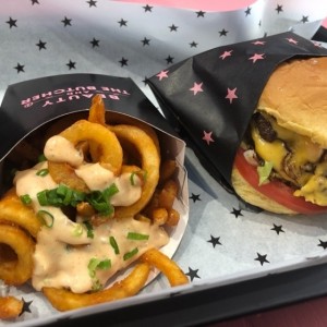 hamburgueda doble con curly fries 