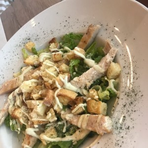 ensalada cesar con pollo