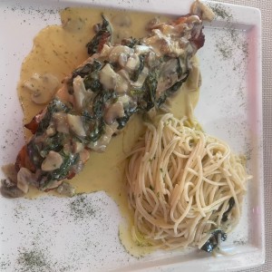 Salmon con espinacas y espaguettini al oleo 