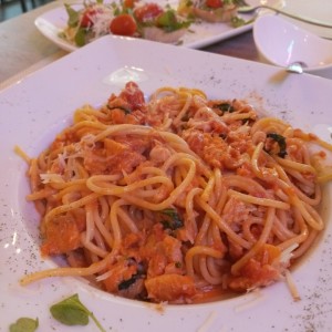 pasta con salmon en salsa rosado