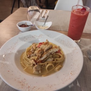 Fetuccini en salsa Alfredo con pollo