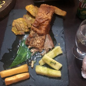 pork belly con yuca y patacones