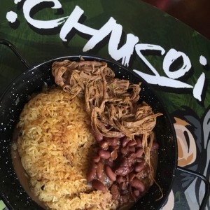 Concolon con porotos y ropa vieja