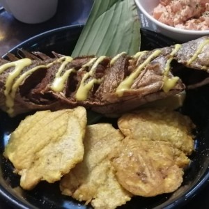 Pescado con patacones y ensalada de papa