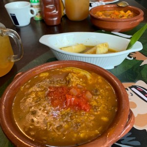 guacho de rabito, en el centro yuca al moho y al fondo mondongo 