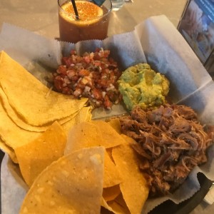 pulled pork mexicano con nachos y arepa