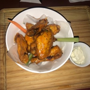 Bufallo wings / Jamaican Jerk, queso azul o aderezo ranchero, zanahoria y apio