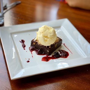 Brownies de chocolate, fresas en trozo y helado de vainilla.