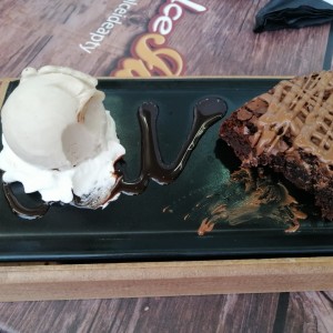 Brownie y helado