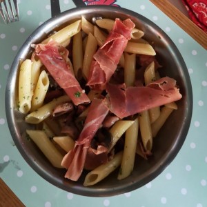 Pasta con hongos y prosciutto