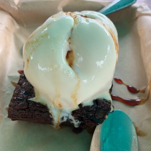 Brownie con helado 