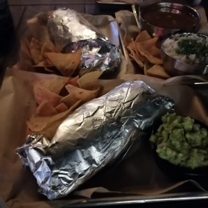 burrito de pescado con robalo ahumado,sopa,vacamole