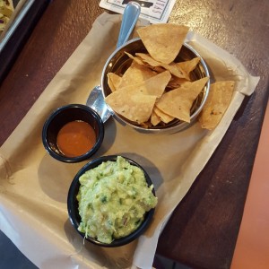 guacamole & chips