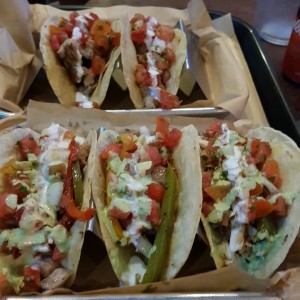 tacos de pescado y de pollo