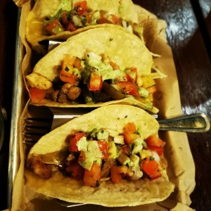 Taco de pollo a la plancha con pico de gallo tradicional 