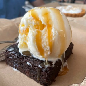 Brownie con helado 