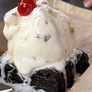 Brownie con helado