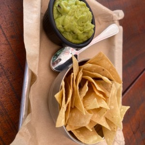 Guacamole con totopos