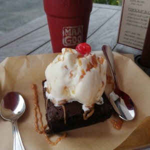 Brownie con helado