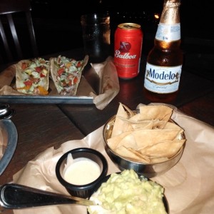 Fish tacos y guacamole 