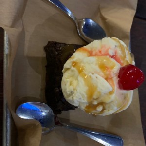 Brownie fudge con helado de vainilla y caramelo 