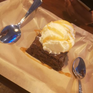 Brownie con helado 