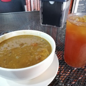 Sopa de lentejas con Chorizo y limonada con raspadura 