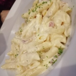 Pasta penne y bacon con salsa Alfredo 