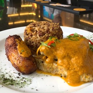 filete de pescado con salsa criolla, arroz con frijoles y platano