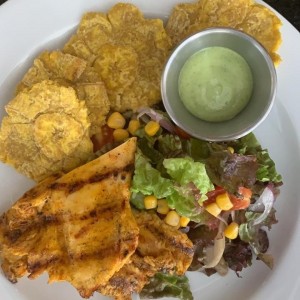 Tasajo de pollo con ensalada y patacones y su salsa de recao?verde!!!