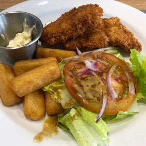 Pescado Apanado con Yucas Fritas y Ensalada